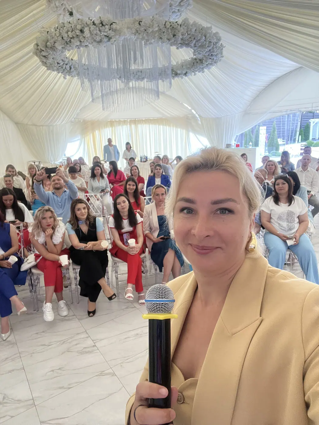 С микрофоном в зале